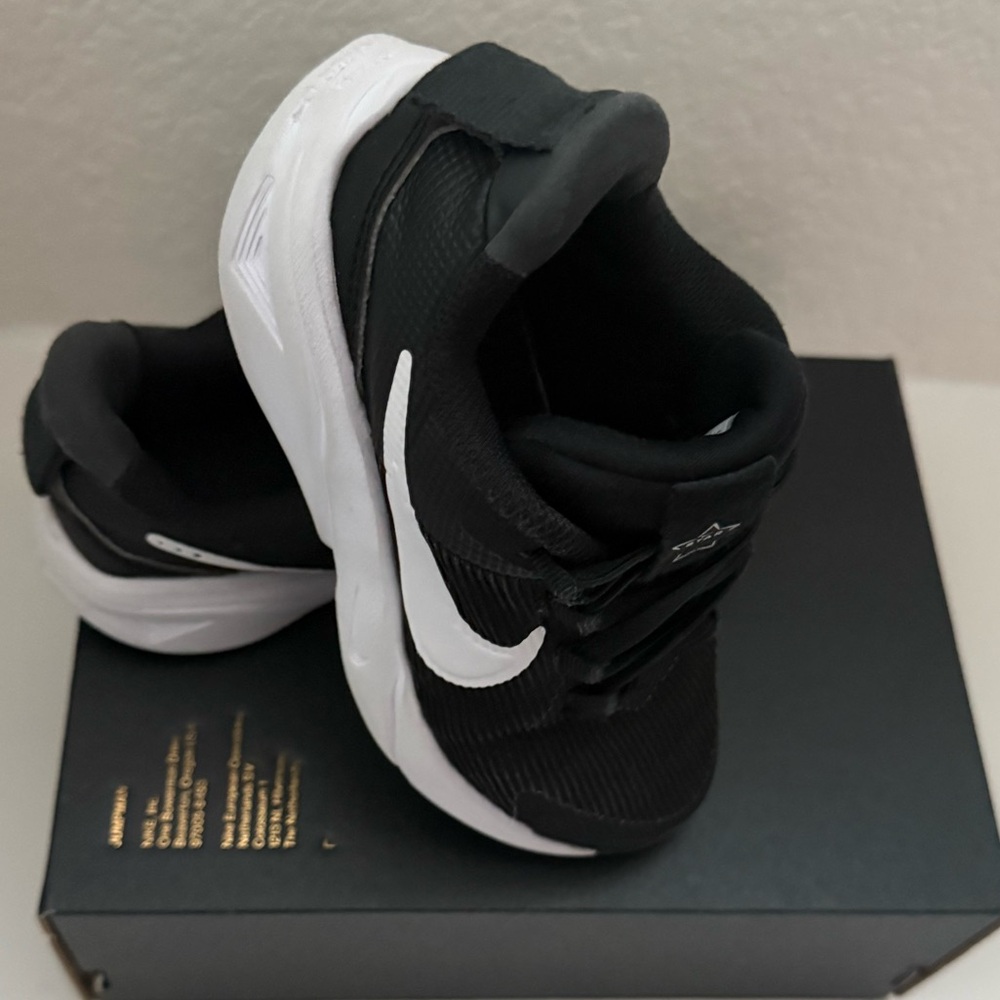 Nike Star Runner 4 /Kids Black and White Sneakers